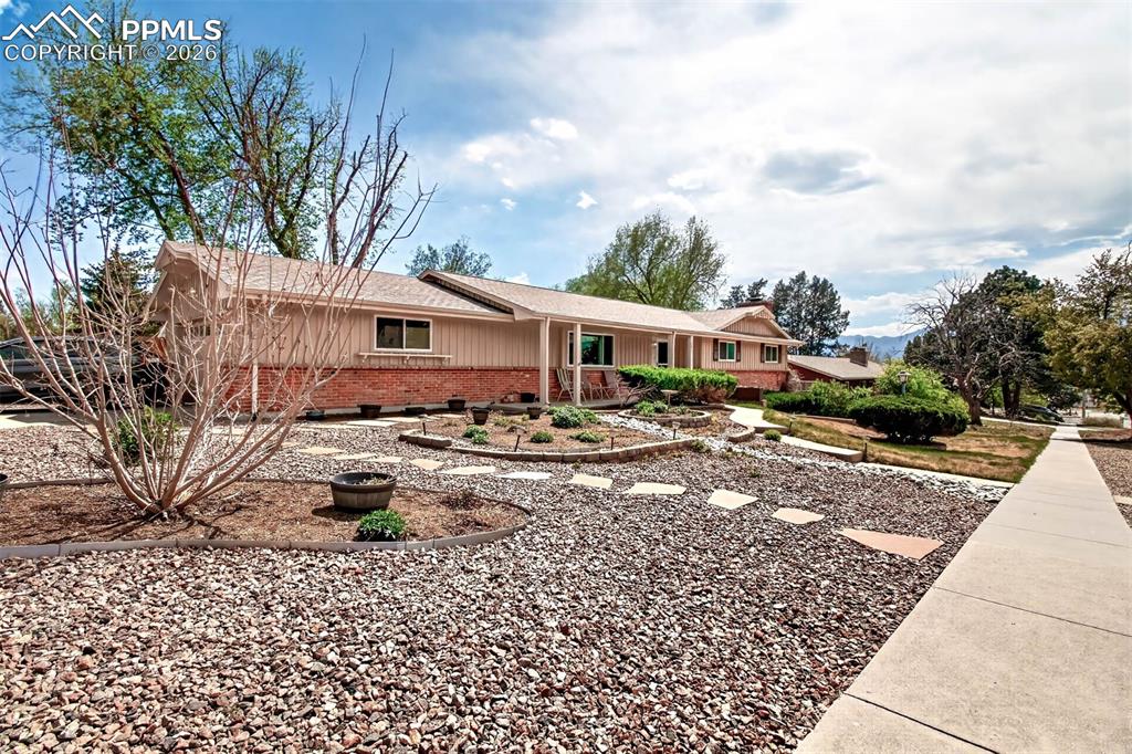 Image 34 of 39: Low Maintenance Front Yard