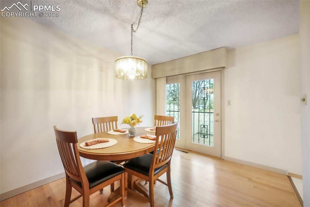 Image 14 of 50: Dining Area
