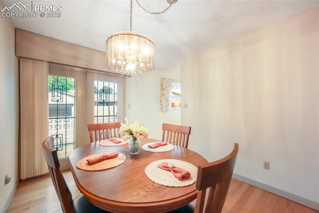 Image 15 of 50: Dining Area