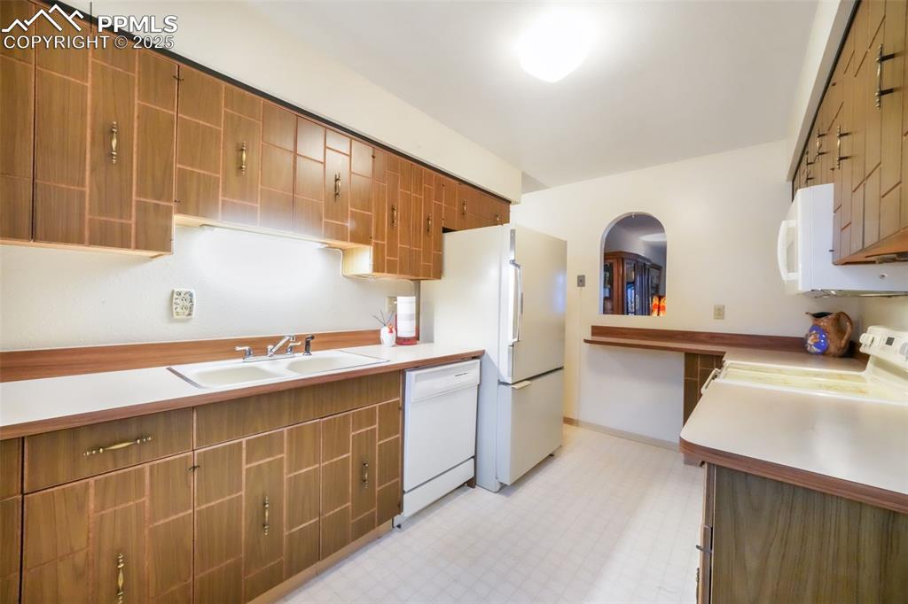 Image 19 of 50: Kitchen