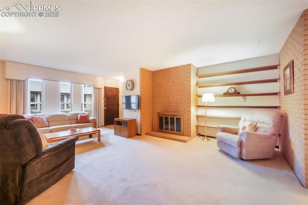 Image 8 of 50: Living Room