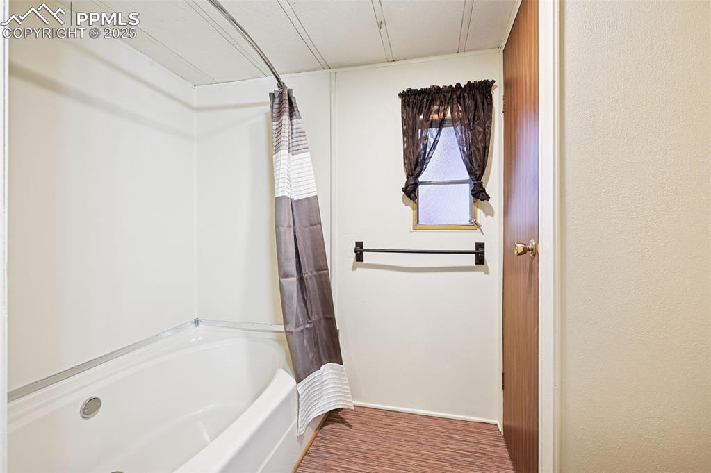 Image 18 of 50: Bathroom