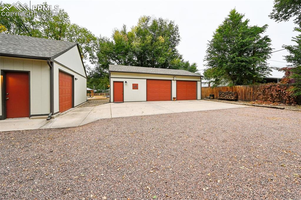 Image 33 of 50: Garage