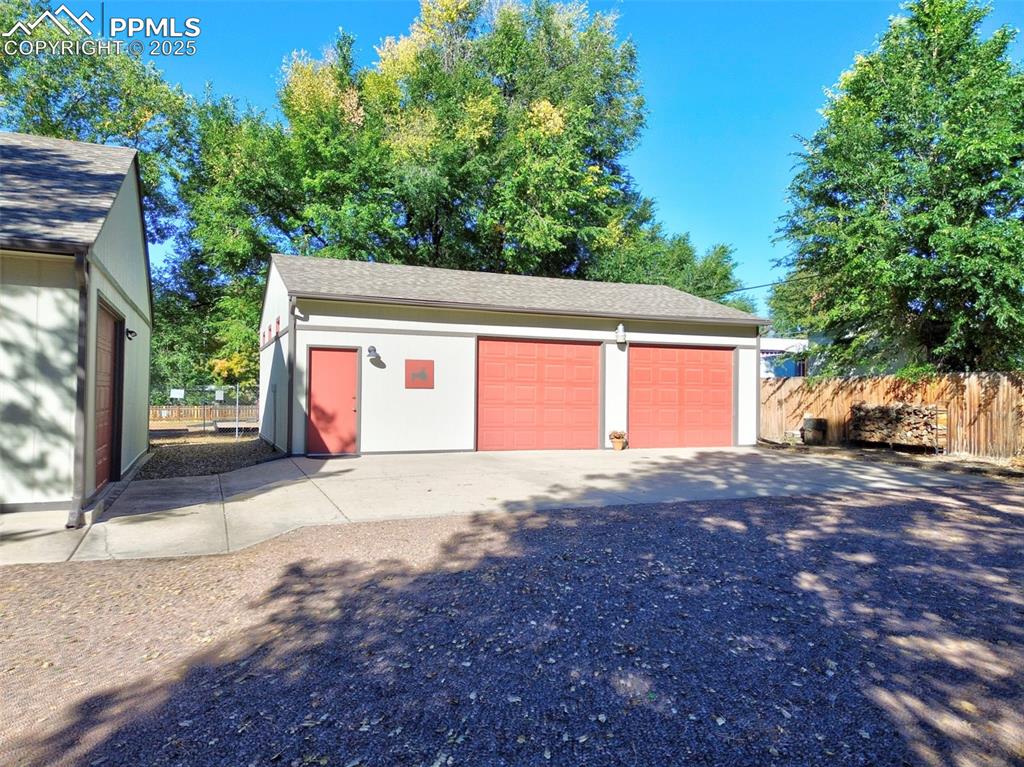 Image 34 of 50: Garage