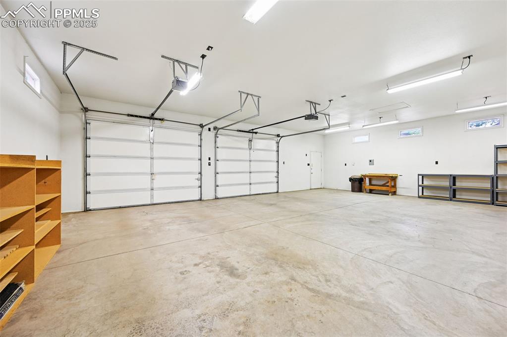 Image 35 of 50: Garage