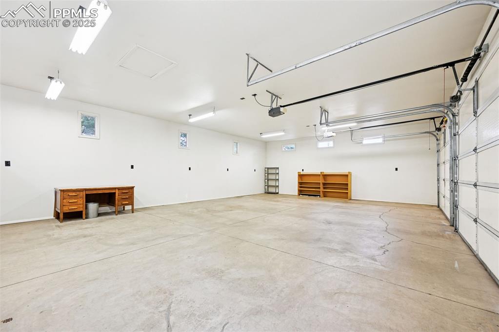 Image 36 of 50: Garage