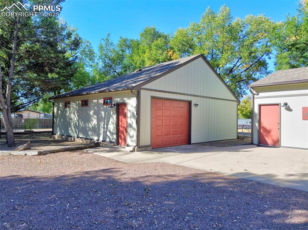 Image 37 of 50: Garage