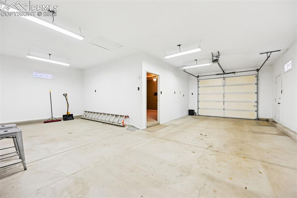 Image 38 of 50: Garage