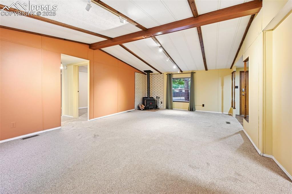 Image 5 of 50: Living Room