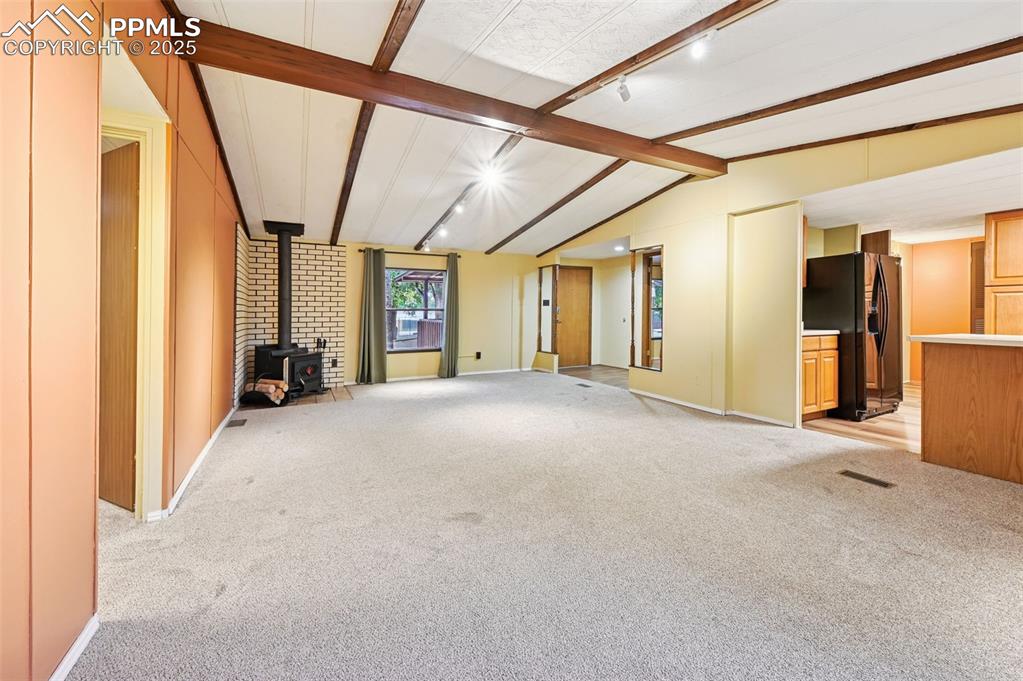 Image 6 of 50: Living Room