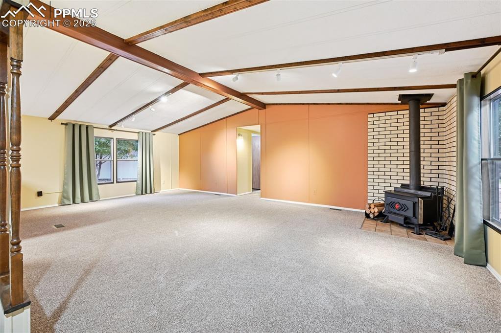 Image 7 of 50: Living Room