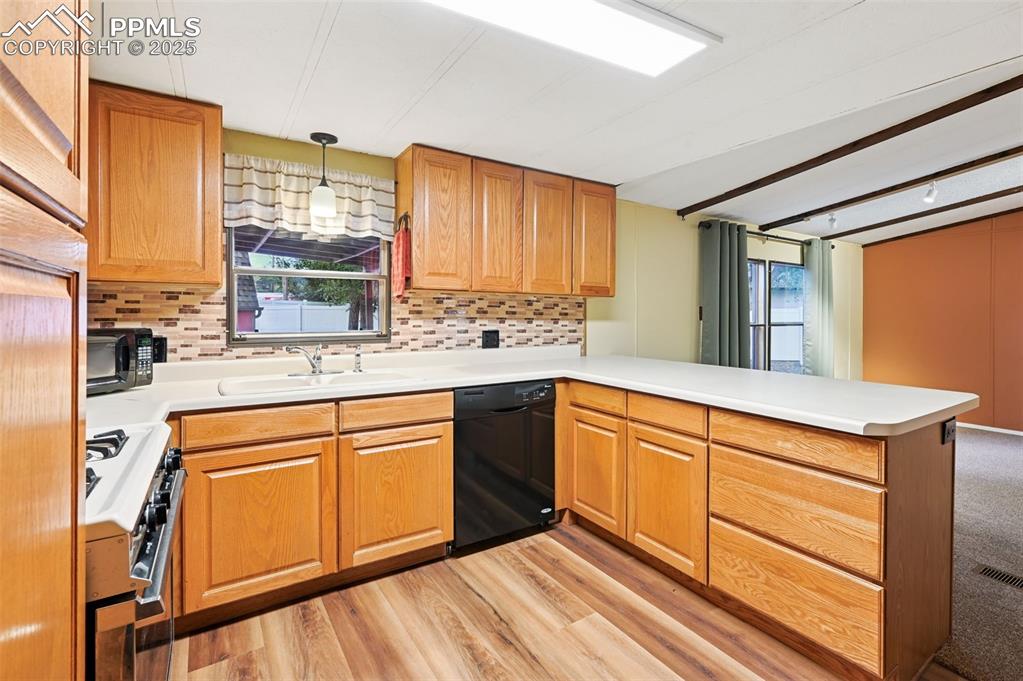 Image 9 of 50: Kitchen