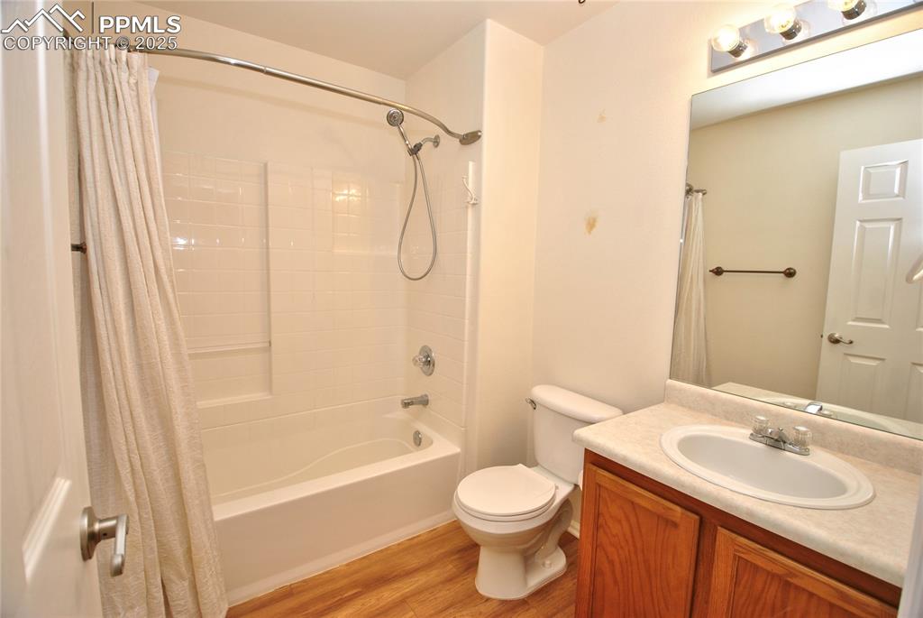 Image 19 of 27: Bathroom