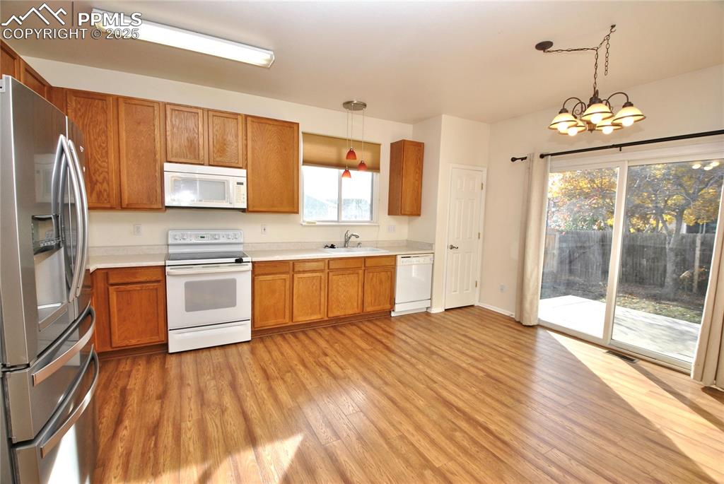 Image 8 of 27: Kitchen