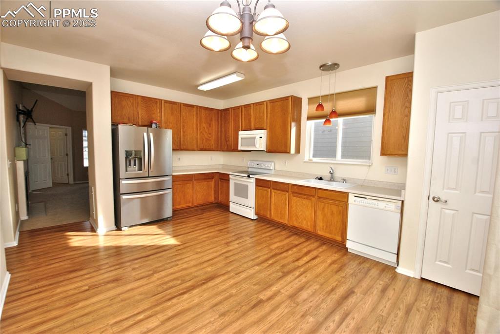 Image 9 of 27: Kitchen