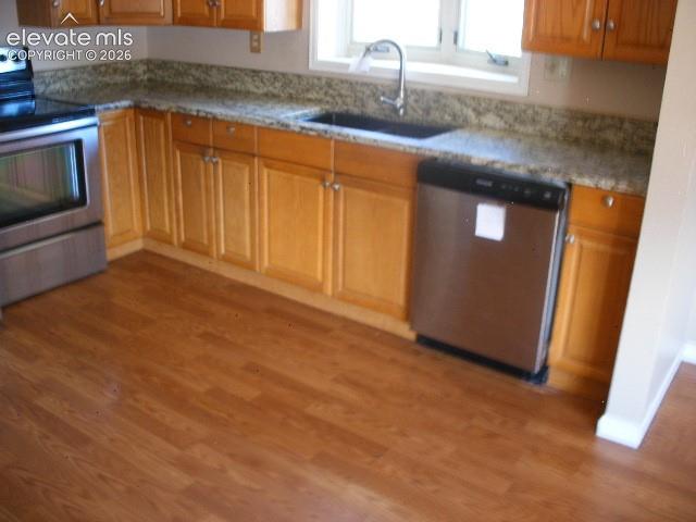 Image 23 of 42: Kitchen