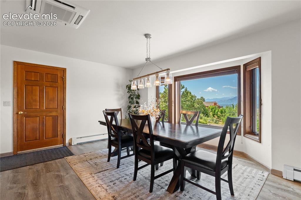 Image 10 of 30: Dining Area
