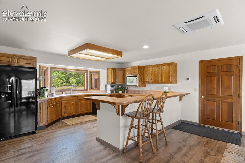 Image 11 of 30: Kitchen