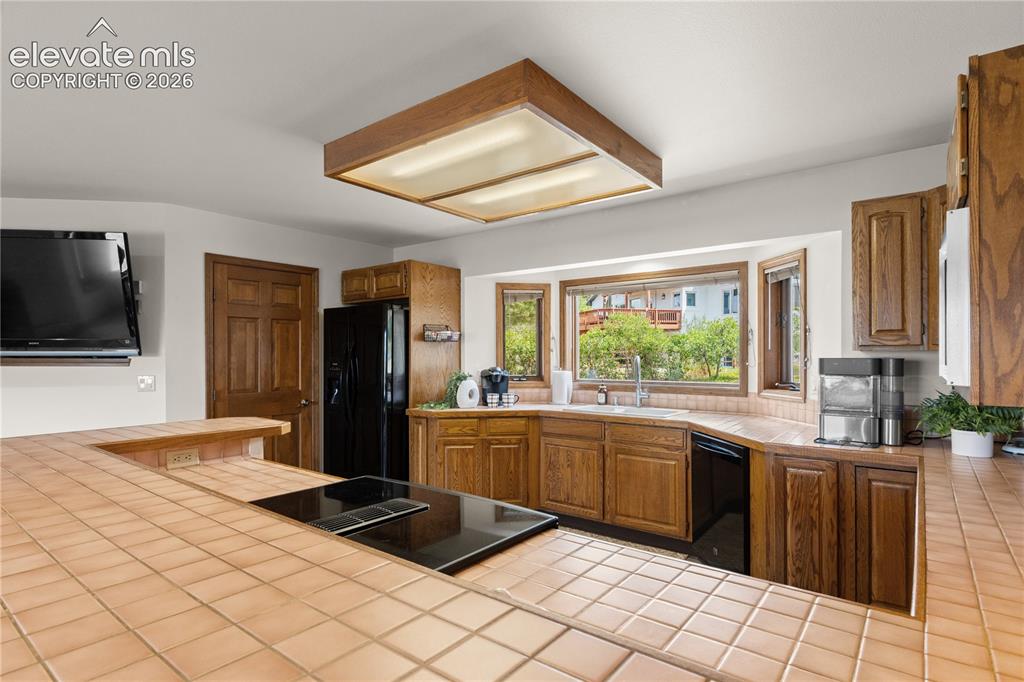 Image 12 of 30: Kitchen
