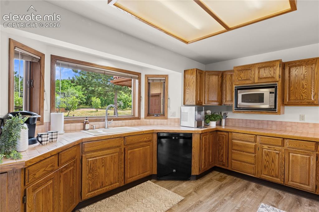 Image 14 of 30: Kitchen