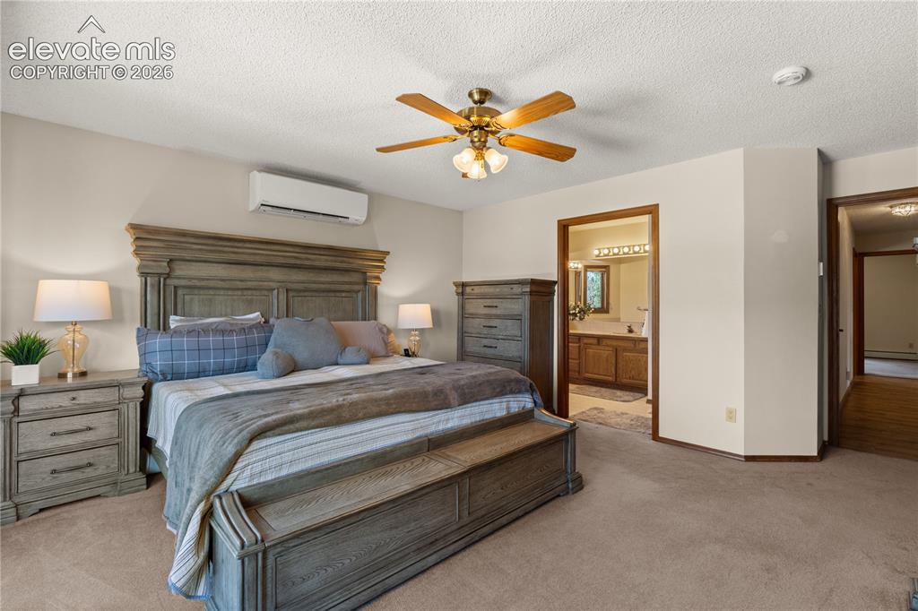 Image 18 of 30: Bedroom