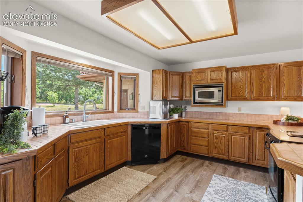 Image 6 of 30: Large kitchen with plenty of room to cook or entertain.