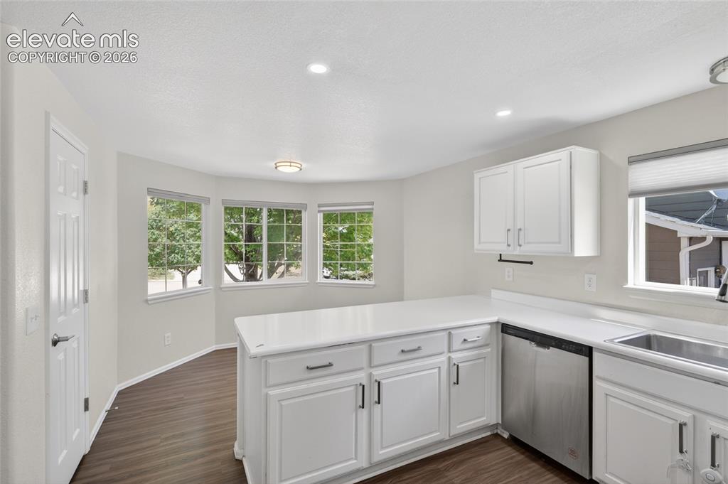 Image 14 of 28: Kitchen