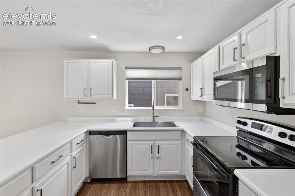 Image 15 of 28: Kitchen