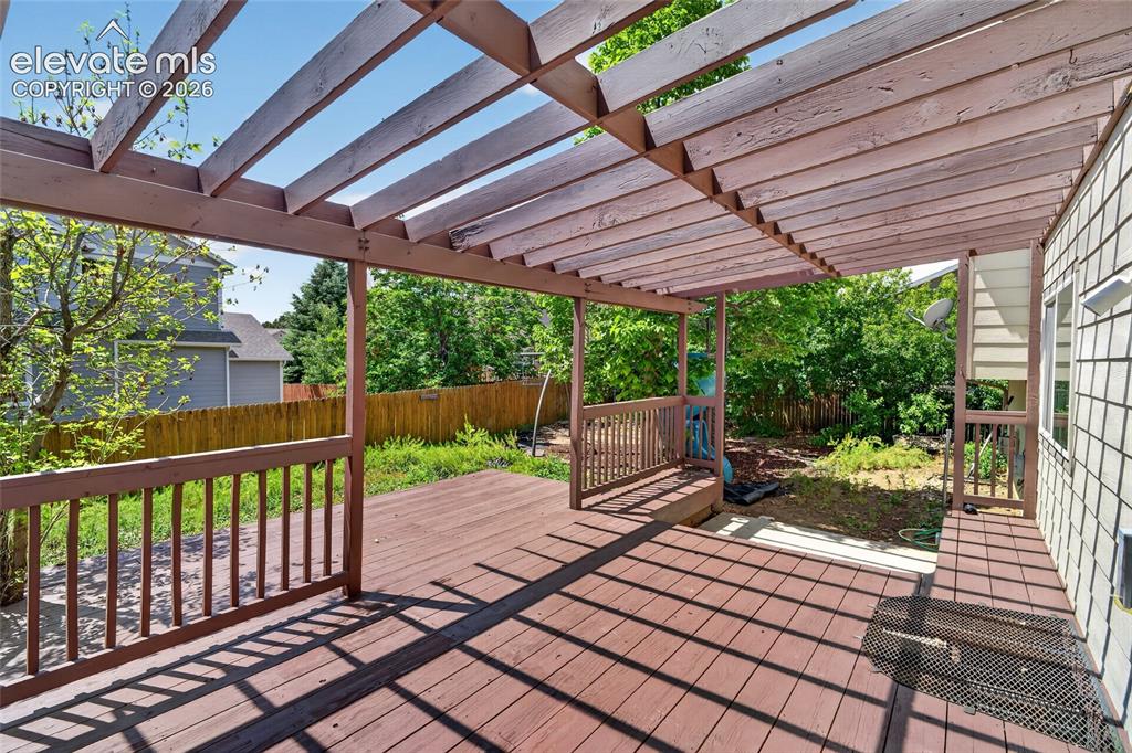 Image 25 of 28: Deck