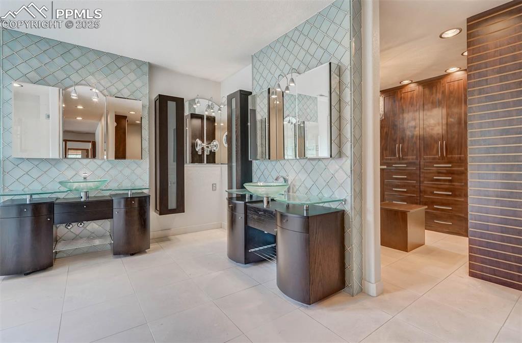 Image 11 of 50: Bathroom