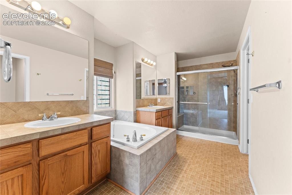 Image 18 of 39: Bathroom