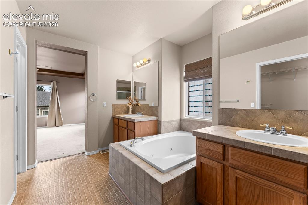 Image 19 of 39: Bathroom