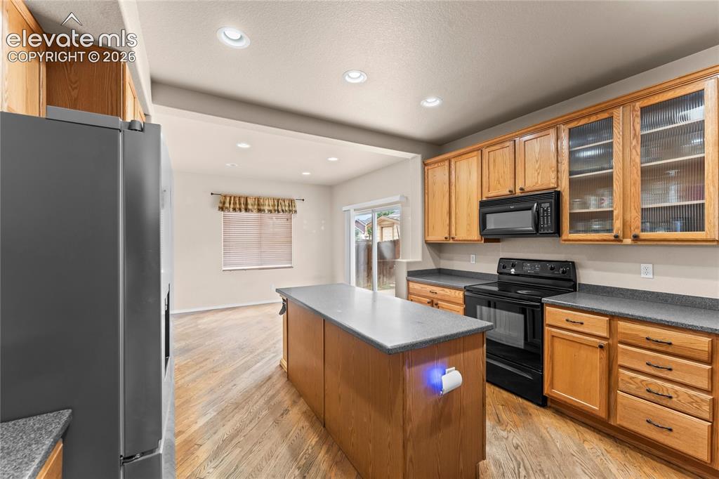 Image 5 of 39: Kitchen