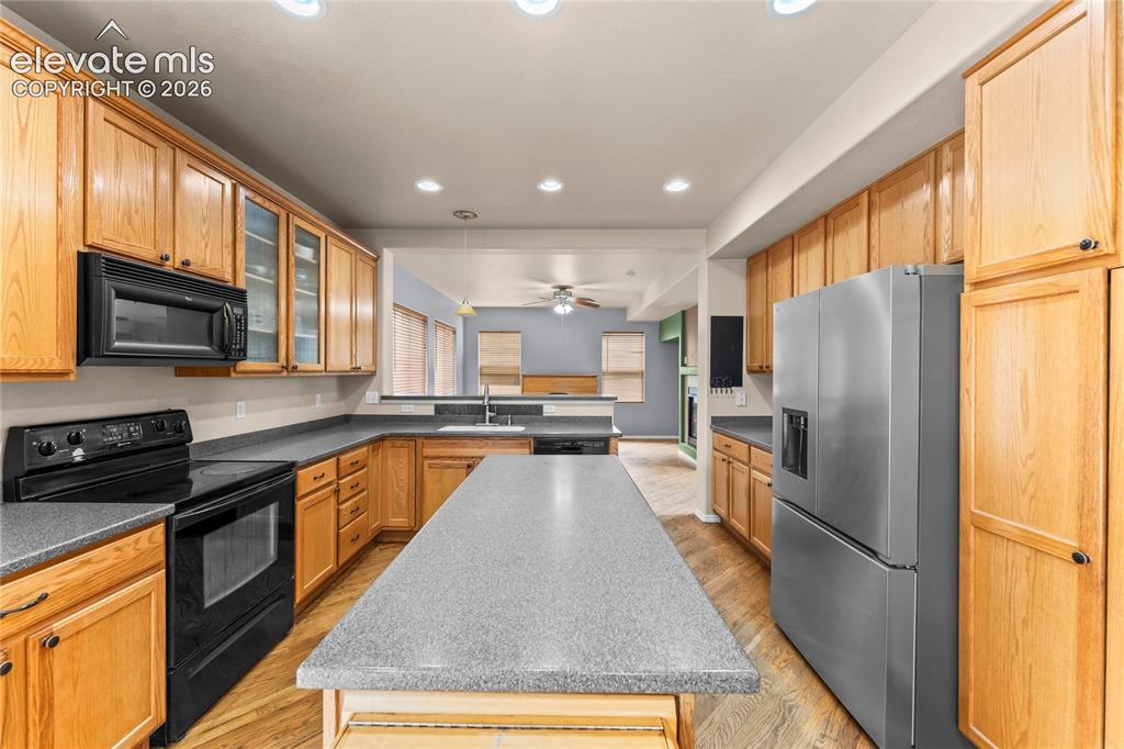 Image 7 of 39: Kitchen