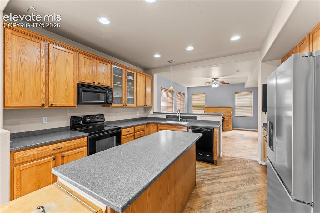 Image 8 of 39: Kitchen
