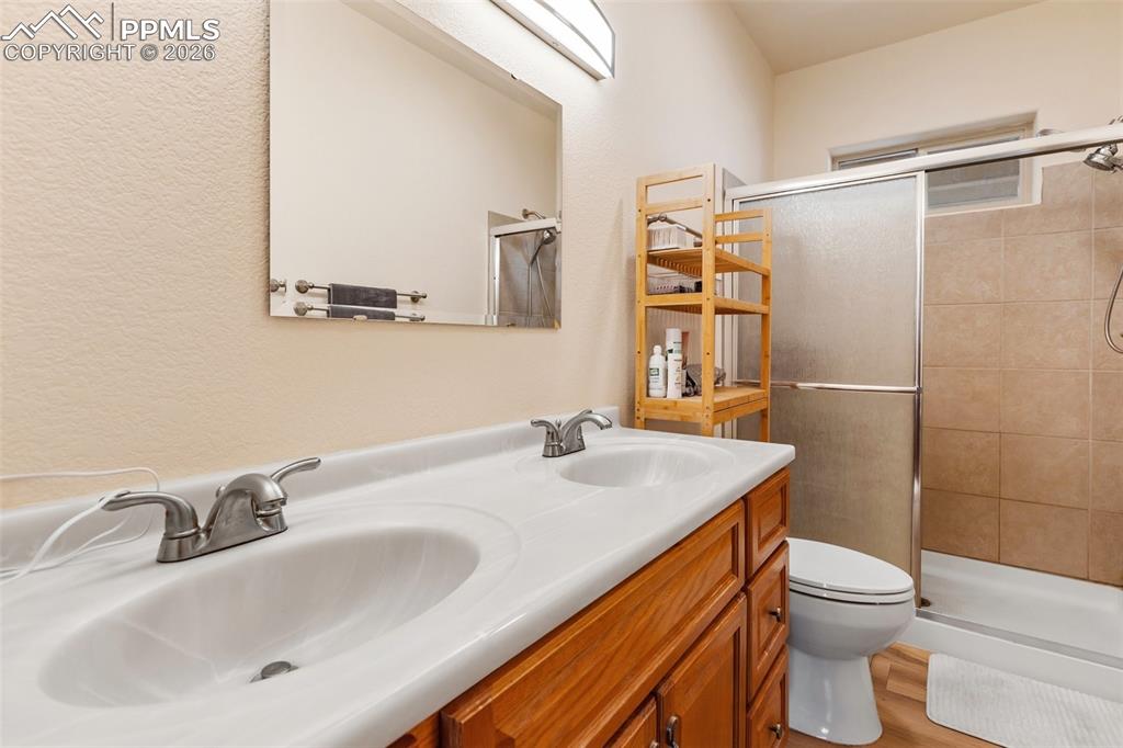 Image 13 of 40: Bathroom