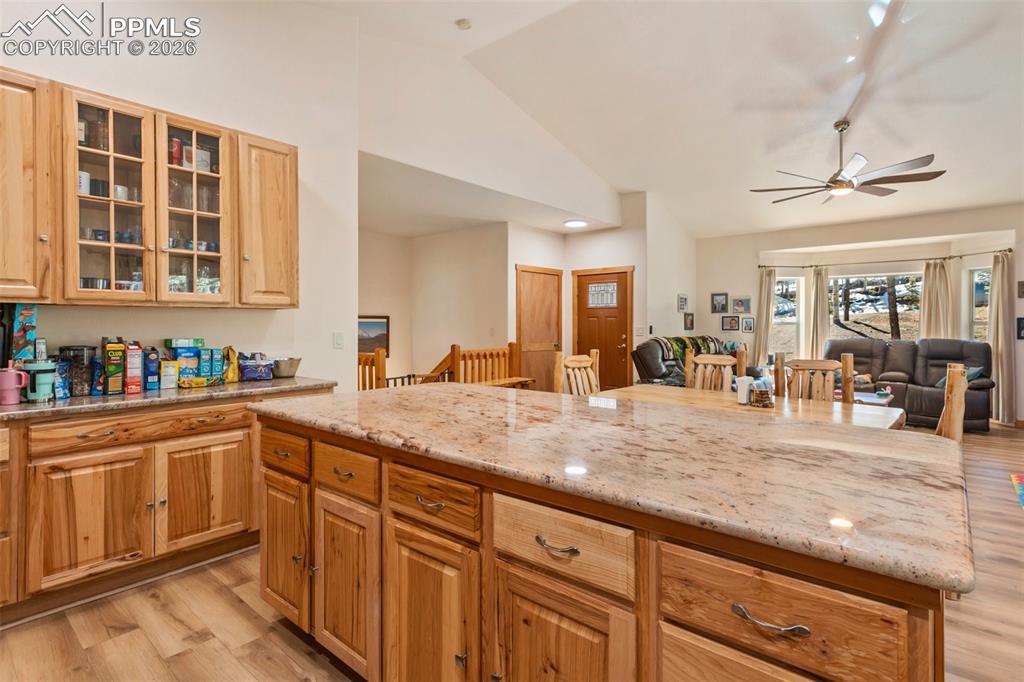 Image 8 of 40: Kitchen