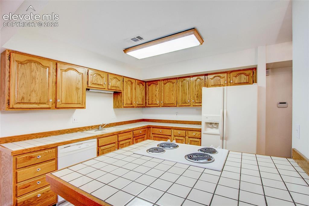Image 11 of 26: Kitchen