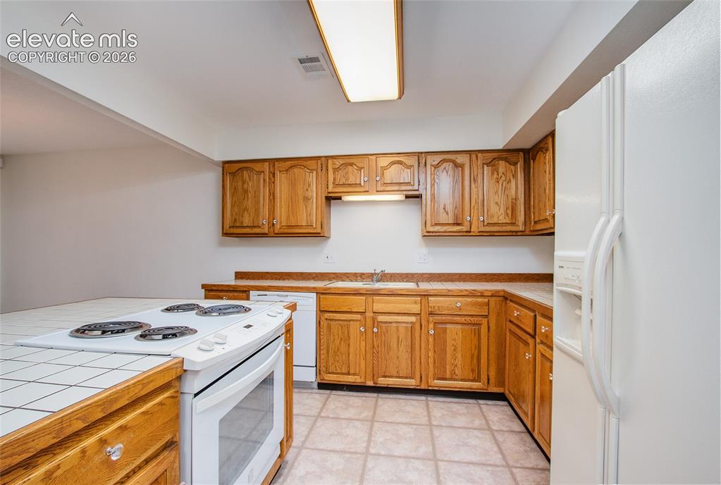 Image 12 of 26: Kitchen