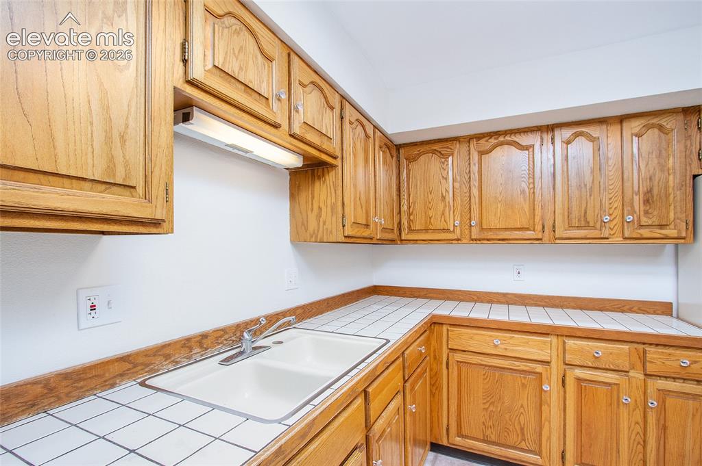 Image 14 of 26: Kitchen