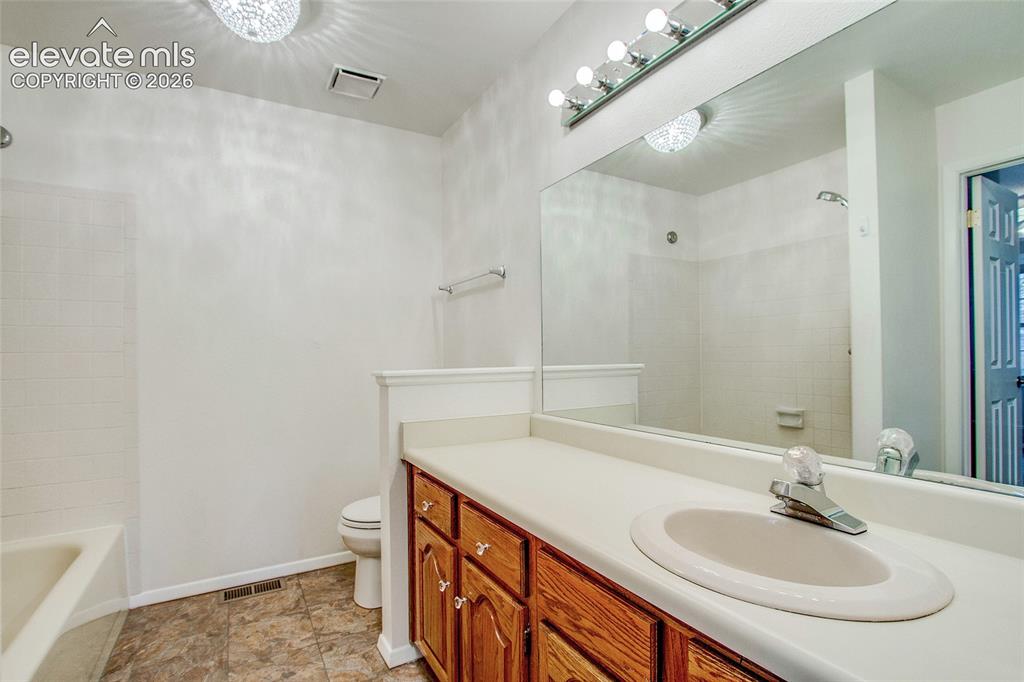 Image 21 of 26: Bathroom