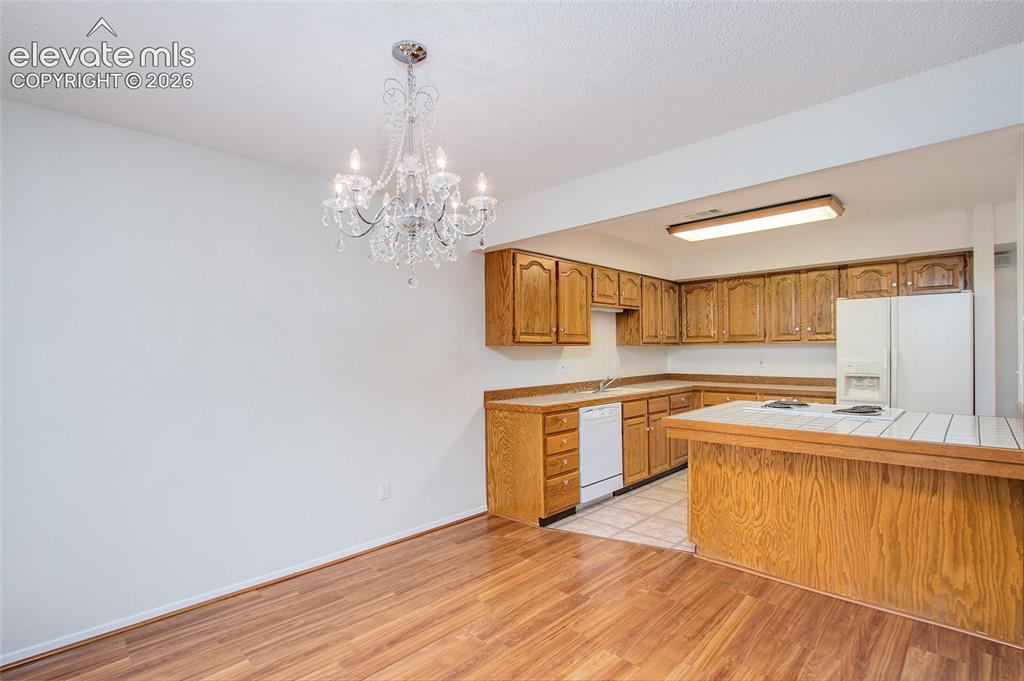 Image 7 of 26: Kitchen