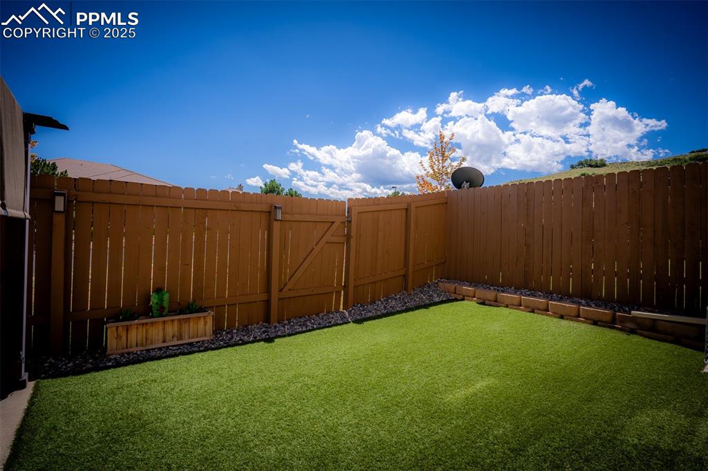 Image 41 of 47: Yard