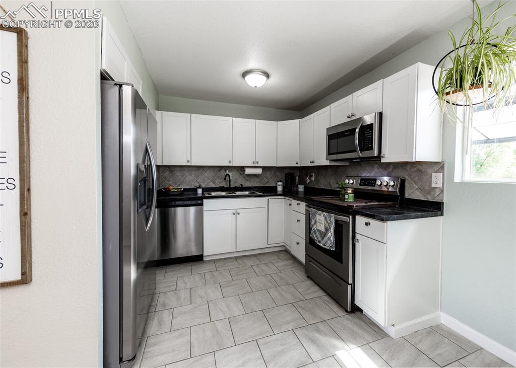 Image 12 of 50: Kitchen