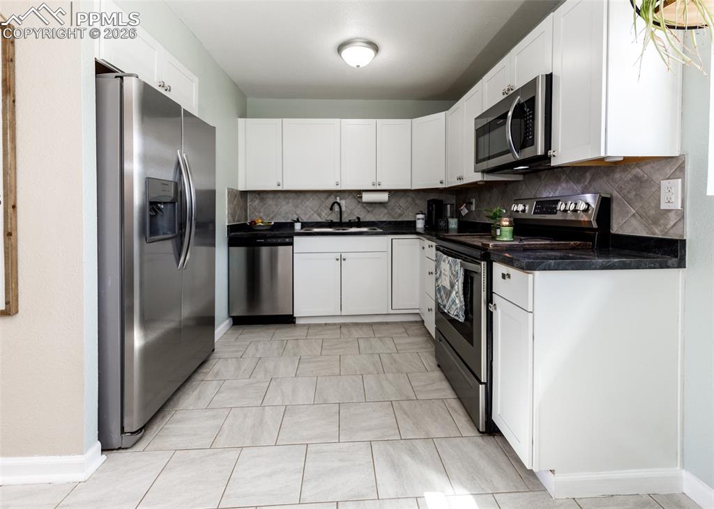 Image 13 of 50: Kitchen