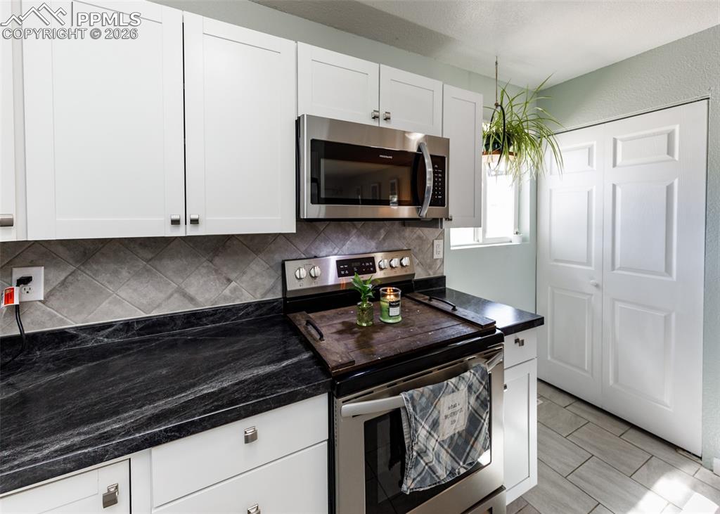 Image 15 of 50: Kitchen