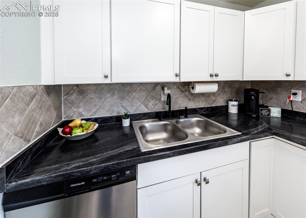 Image 16 of 50: Kitchen