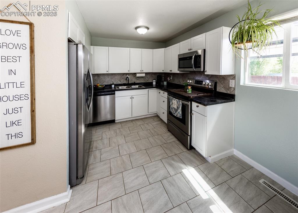 Image 18 of 50: Kitchen