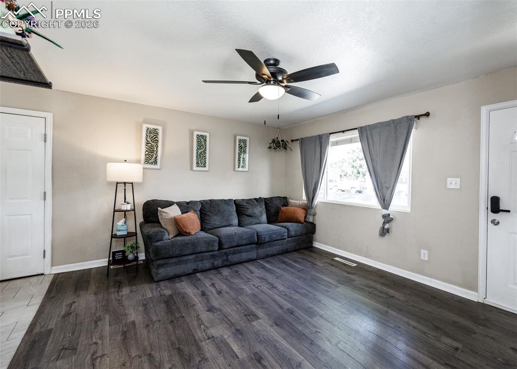 Image 8 of 50: Living Room