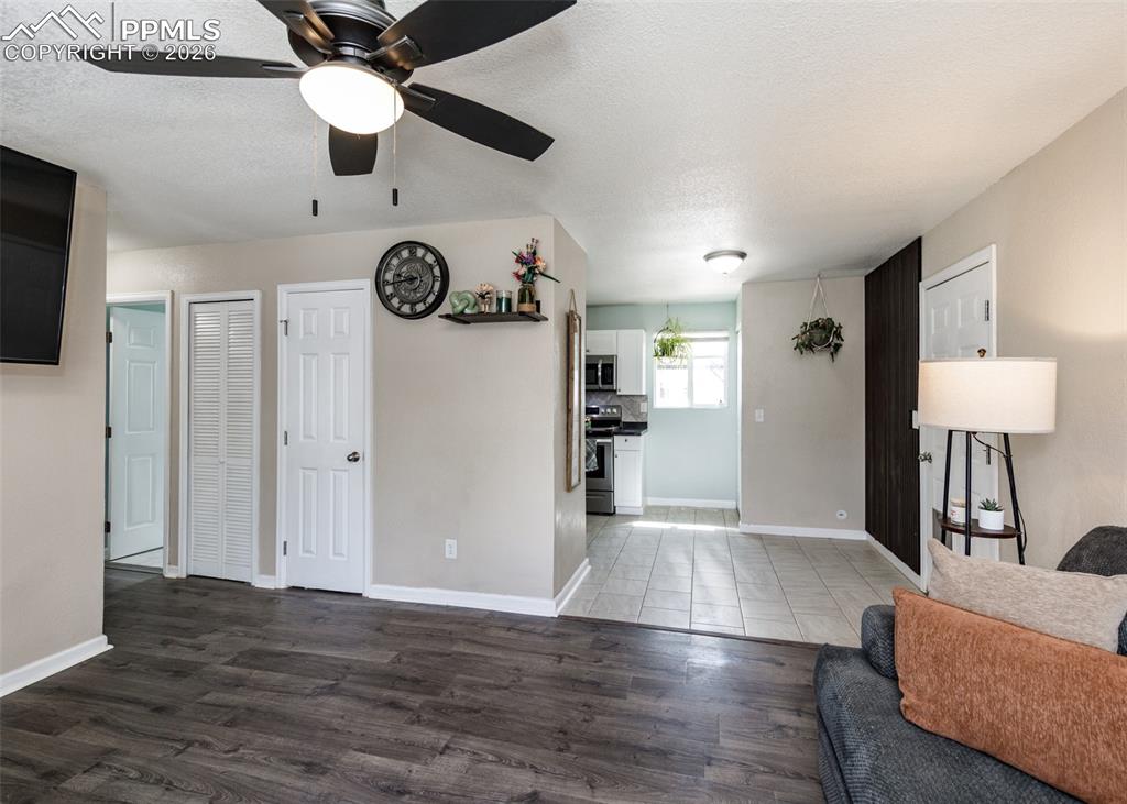 Image 9 of 50: Living Room